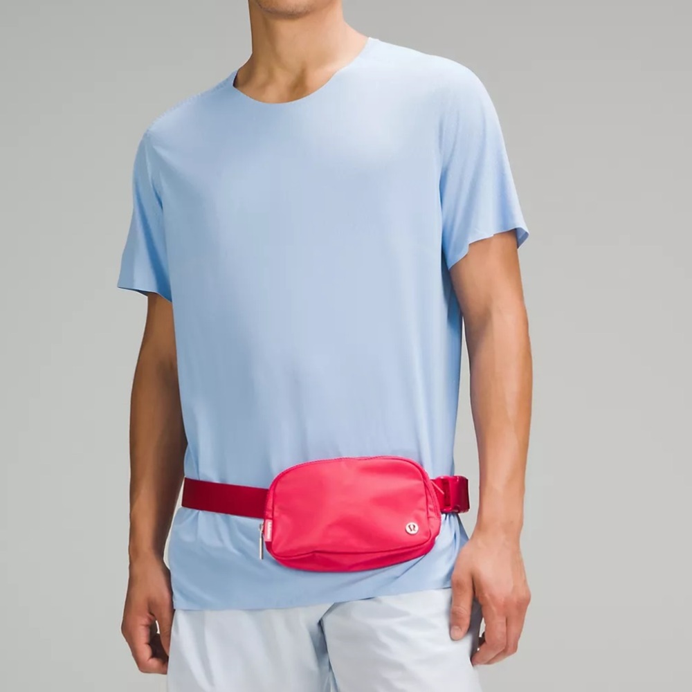 🍒 lululemon belt bag wear everywhere in cherry mist